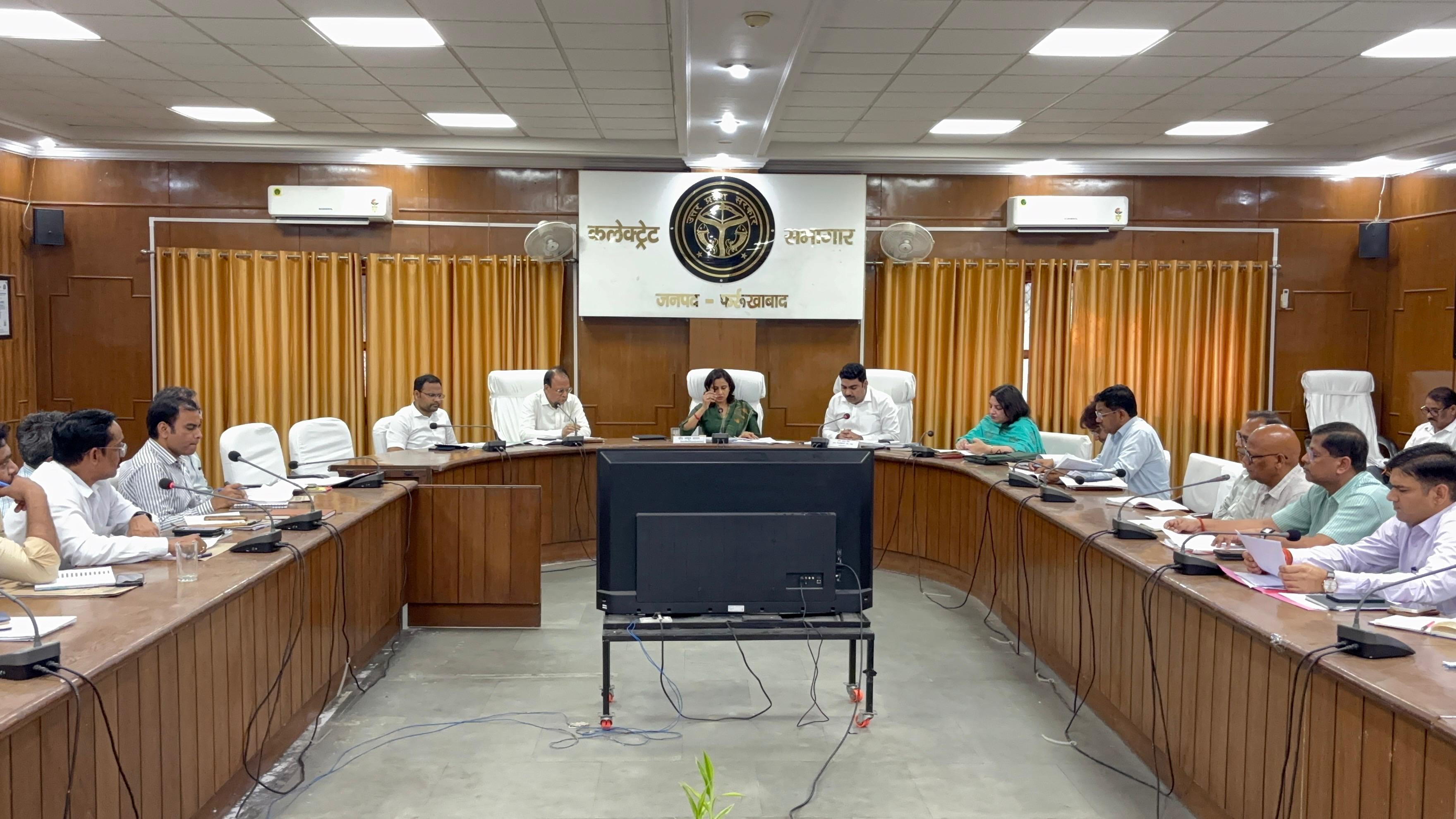 फर्रुखाबाद:जिलाधिकारी ने कर एवं करेत्तर राजस्व वसूली की समीक्षा की, लापरवाही पर अधिकारियों को कारण बताओ नोटिस जारी करने के निर्देश