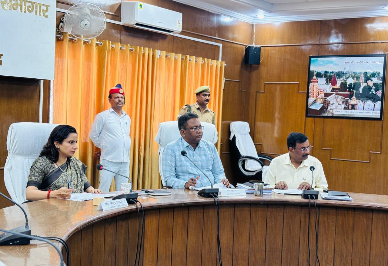 फर्रुखाबाद:सड़क निर्माण कार्यों में तेजी लाने के निर्देश, लापरवाही पर जताई नाराजगी