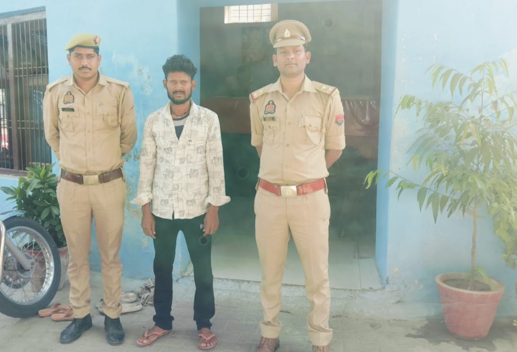 फर्रुखाबाद:थाना कमालगंज पुलिस ने हत्या के मामले में वांछित आरोपी को किया गिरफ्तार