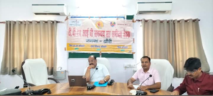 लखीमपुर खीरी : समीक्षा बैठक में लापरवाही बरतने वाले कर्मचारियों को सीएमओ ने लगाई फटकार