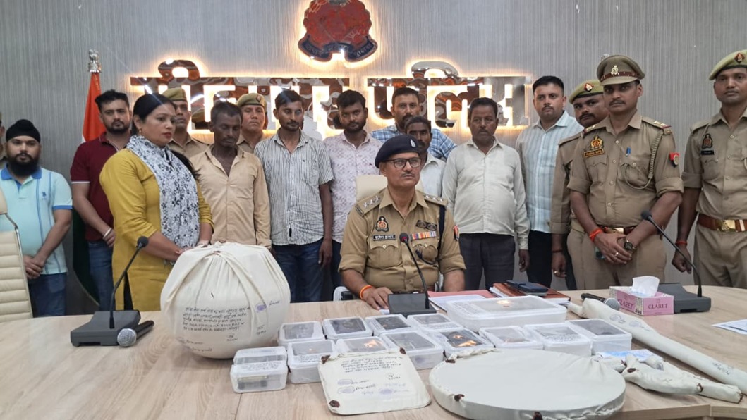सीतापुर: 5 शातिर चोर गिरफ्तार, चोरी का शत-प्रतिशत माल बरामदकरीब दो लाख रुपये नकद, सोने-चांदी के जेवरात, अवैध तमंचे, कारतूस, चोरी के औजार और कार बरामद