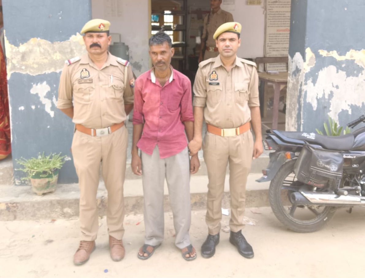 फर्रुखाबाद:नाबालिग से छेड़छाड़ और चाकू से हमले के मामले में वांछित आरोपी गिरफ्तार