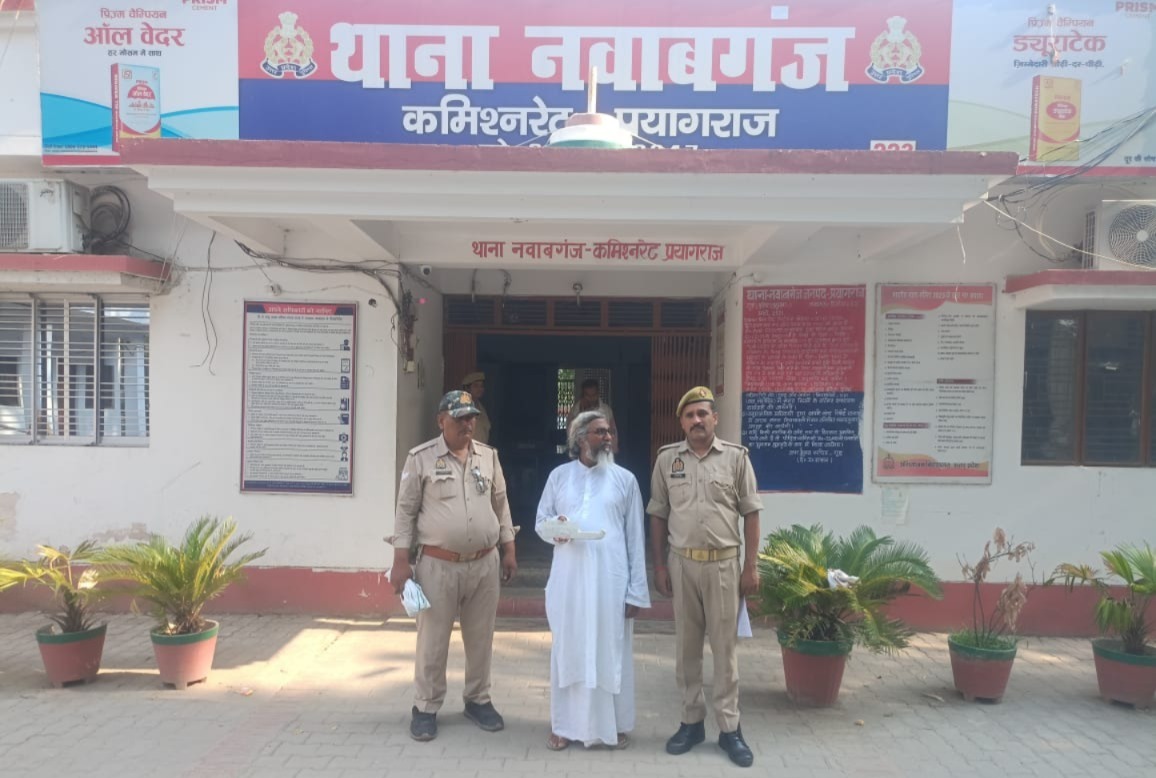 प्रयागराज : थाना नवाबगंज क्षेत्र के चौकी आनापुर अन्तर्गत पुलिस बल पर हमला करने वाला वांछित 01 अभियुक्त थाना नवाबगंज पुलिस टीम द्वारा गिरफ्तार, निशांदेही पर घटना में प्रयुक्त 01 लोहे का बांका बरामद