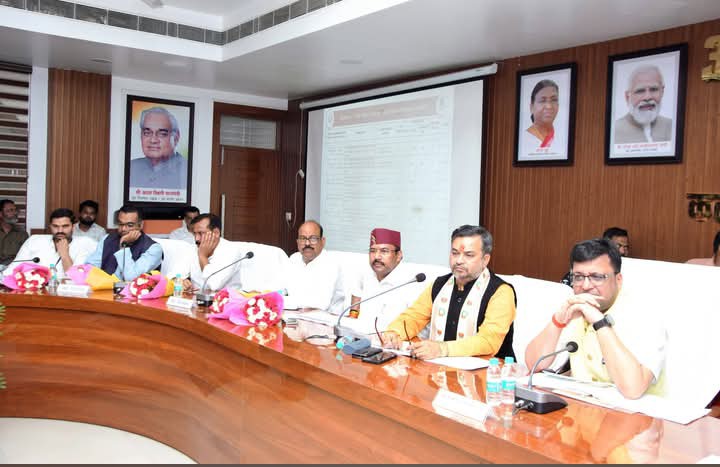 लखीमपुर खीरी : प्रभारी मंत्री ने लखीमपुर खीरी में की योजनाओं की समीक्षा, दिए निर्देश