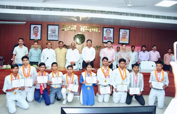 लखीमपुर खीरी : यूपी बोर्ड के टॉपर्स हुए सम्मानित,शील्ड मेडल और 21 हजार के चेक पाकर खिल उठे चेहरे