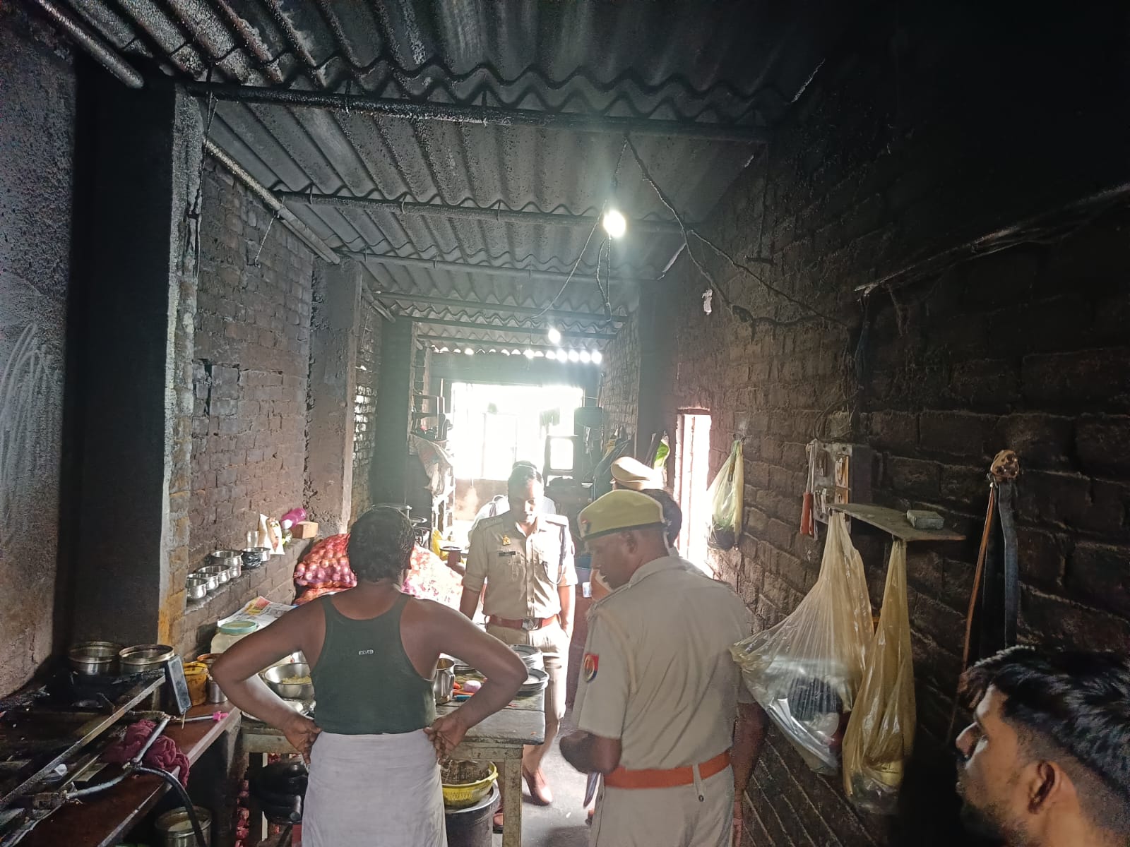 जालौन: माधवगढ़ समस्त होटल लाइब्रेरी कोचिंग सेंटरों को शासन प्रशासन अग्नि सुरक्षा मानकों की चेकिंग की