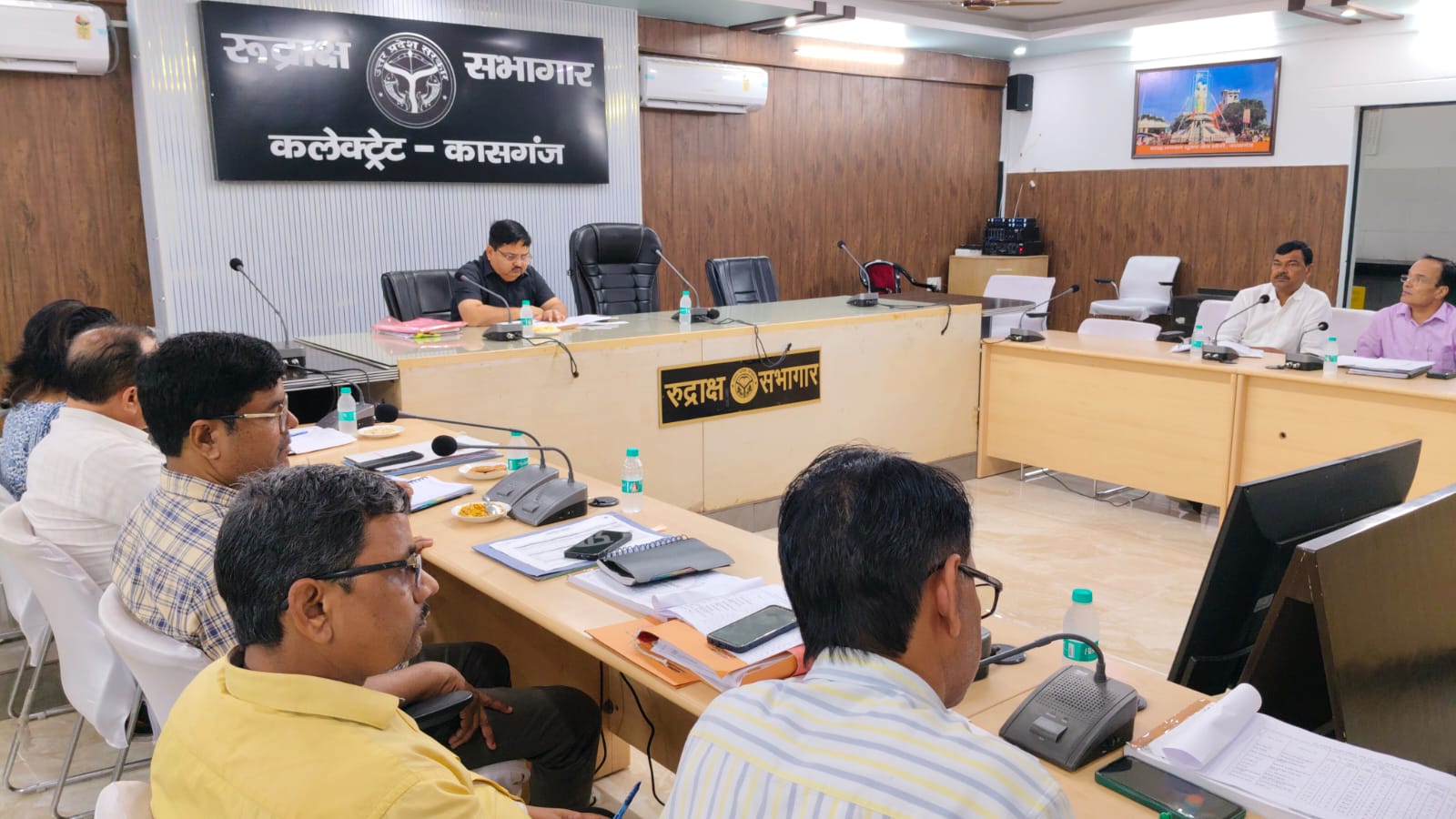 कासगंज विशेष संचारी रोग नियंत्रण एवं दस्तक अभियान से बचाव के लिए मुख्य विकास अधिकारी ने अयोजित की बैठक