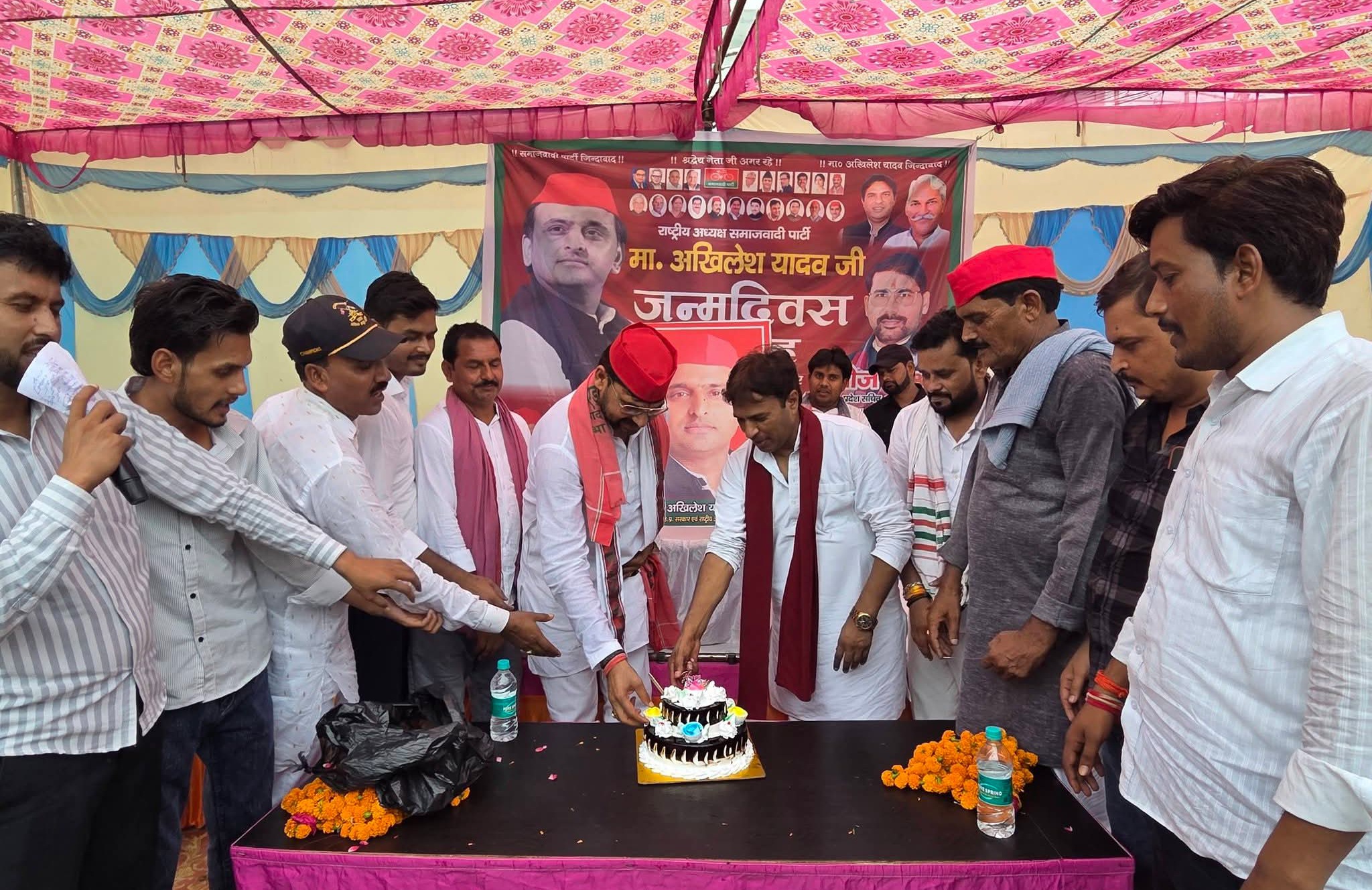 फर्रुखाबाद:अमृतपुर में धूमधाम से मनाया गया अखिलेश यादव का जन्मदिन, कई लोगों ने थामा सपा का दामन
