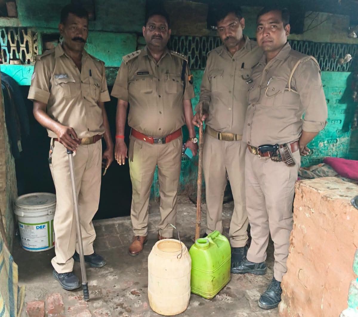 फर्रुखाबाद: में आबकारी विभाग का अभियान: 14 लीटर कच्ची शराब और 60 किलो लहन बरामद, दो मुकदमे दर्ज
