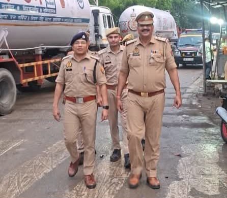 फर्रुखाबाद: क्षेत्राधिकारी अजय वर्मा ने मोहम्मदाबाद में किया पैदल गश्त, सुरक्षा व्यवस्था का लिया जायजा