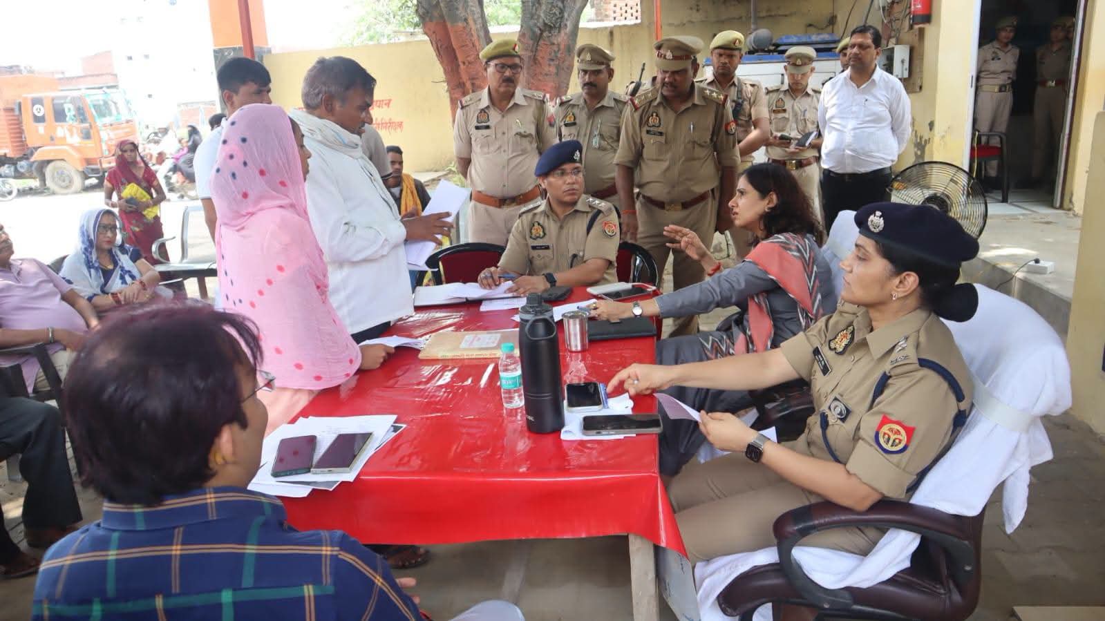 फर्रुखाबाद:थाना समाधान दिवस में डीएम-एसपी ने सुनीं जनसमस्याएं, नवाबगंज गौशाला का भी किया निरीक्षण