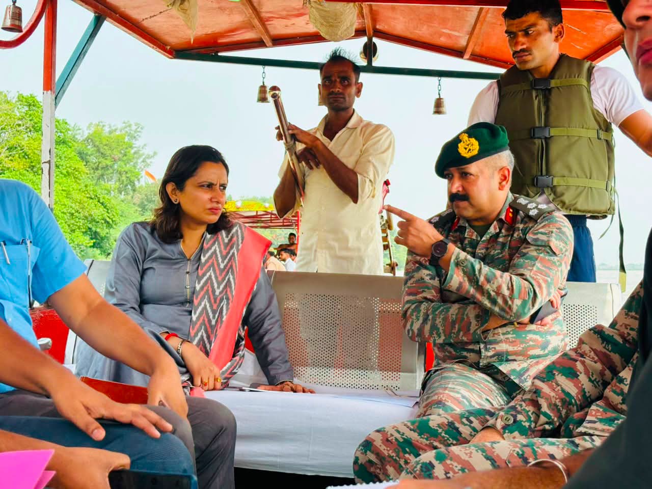 फर्रुखाबाद:गंगा किनारे संभावित कटान का जिलाधिकारी ने लिया जायजा, मोटर बोट से किया निरीक्षण