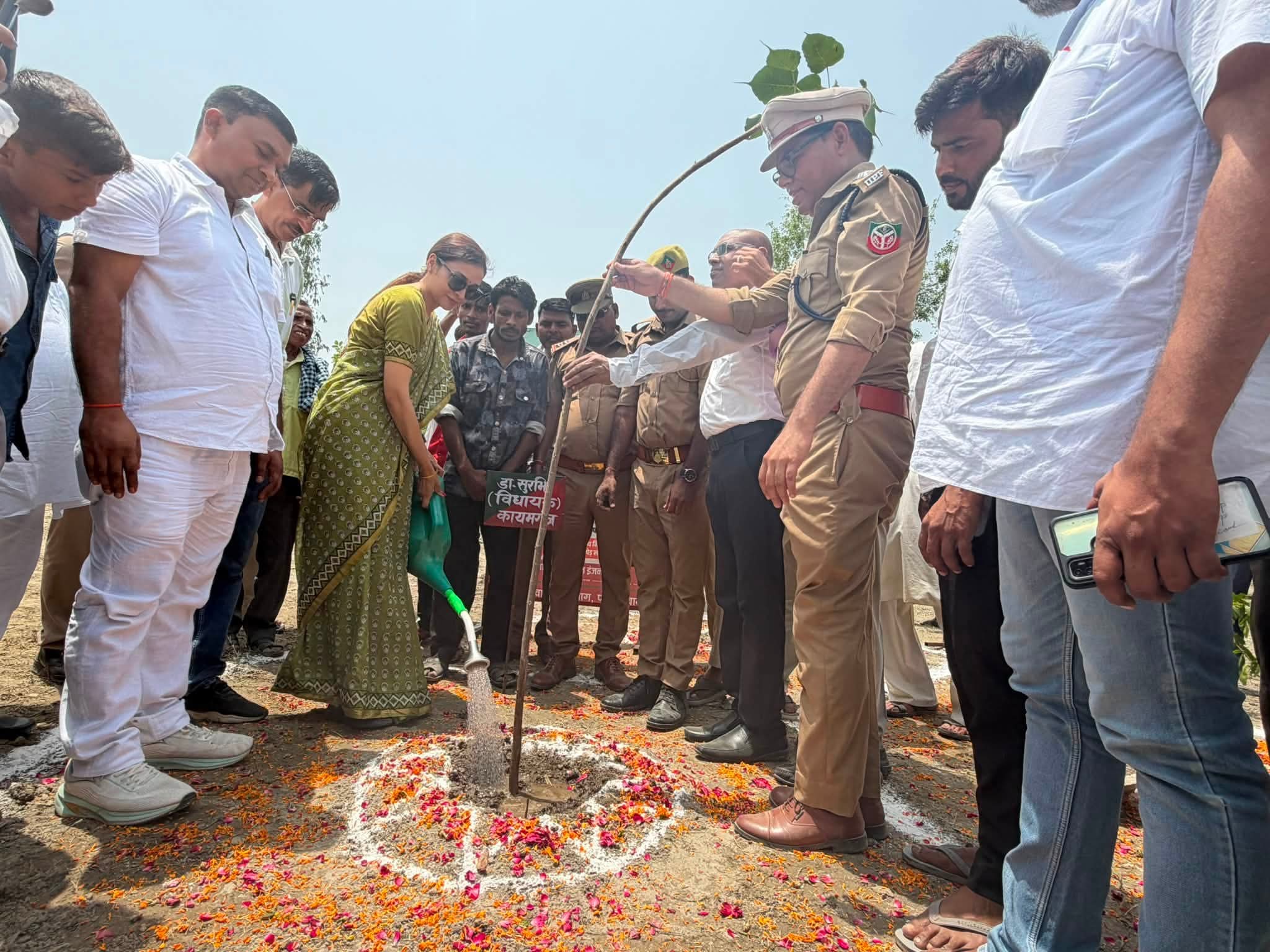 फर्रुखाबाद: विधायक डॉ. सुरभि ने 'एक पेड़ माँ के नाम, एक पेड़ बेटी के नाम' अभियान के तहत किया पौधरोपण, दिया पर्यावरण संरक्षण का संदेश