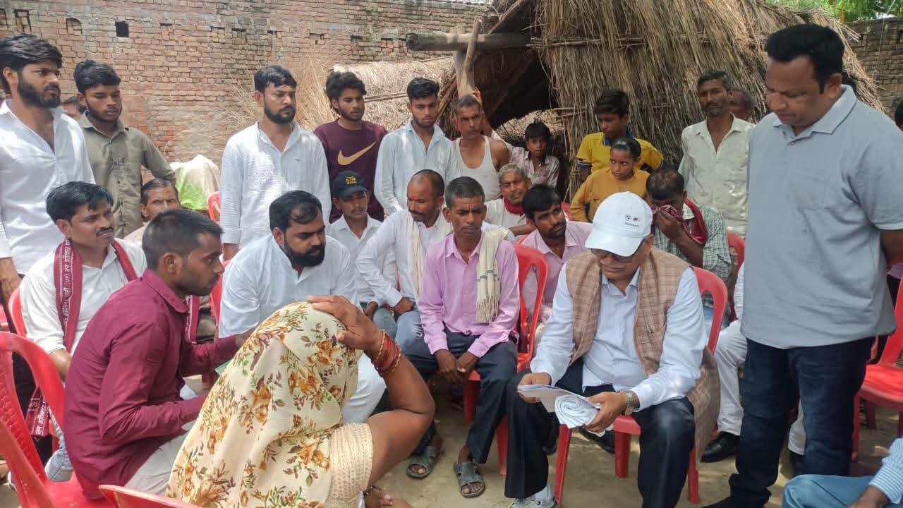 फर्रुखाबाद:अमृतपुर के कुसमापुर में मारपीट के पीड़ित से मिले सांसद बाबू सिंह कुशवाहा, न्याय दिलाने का दिया भरोसा
