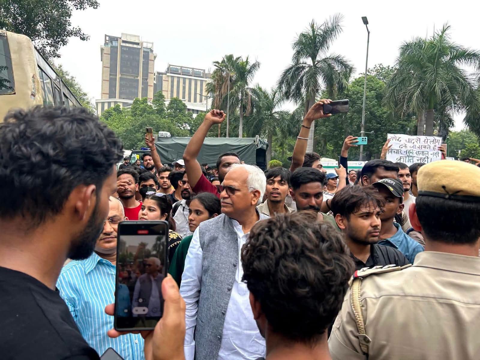 नई दिल्ली:जंतर-मंतर छात्र आंदोलन में उमड़ा जनसैलाब, बाबू सिंह कुशवाहा ने जताया समर्थन