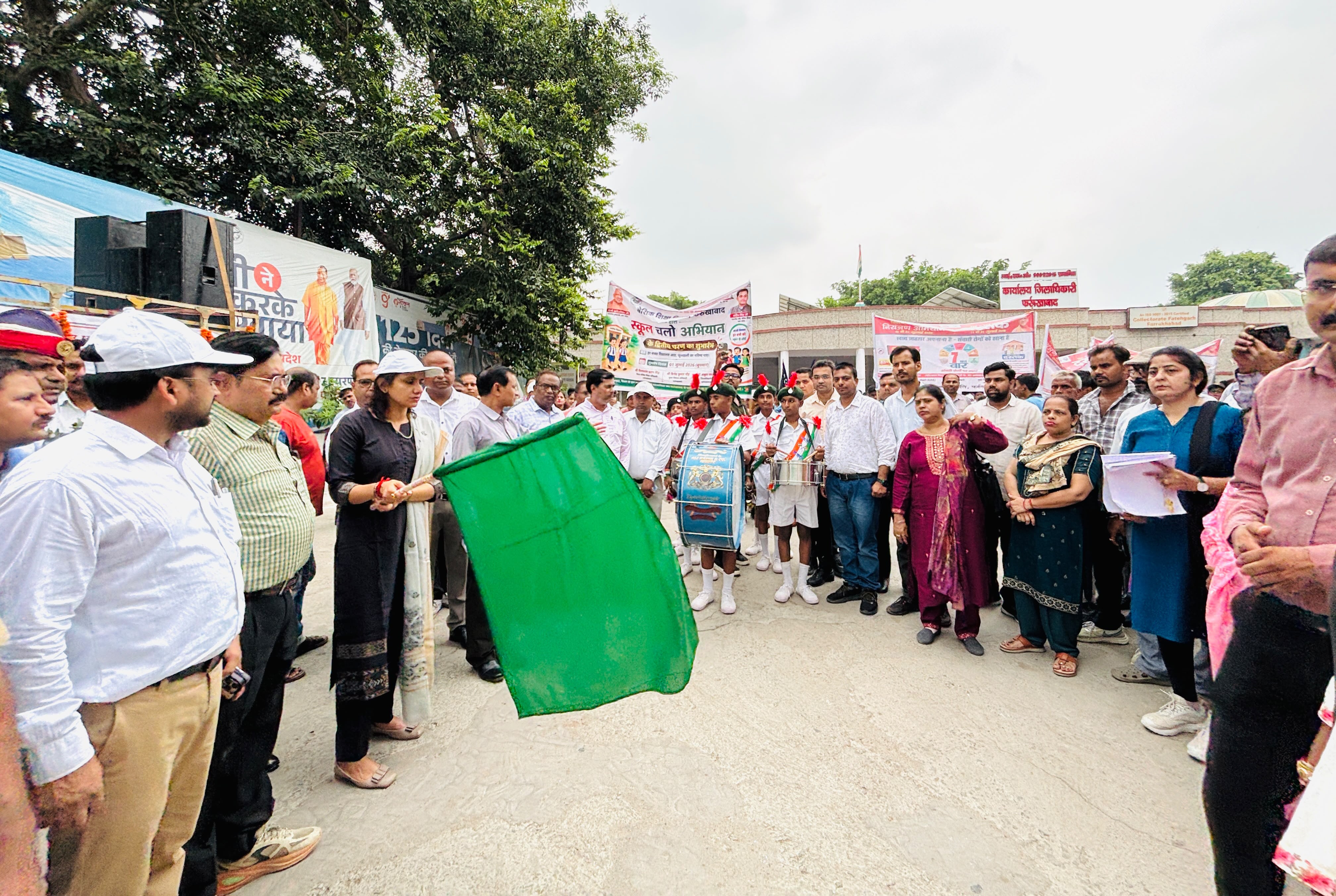 फर्रुखाबाद: में विशेष संचारी रोग नियंत्रण अभियान-2026 का शुभारंभ, डीएम ने दिखाई जागरूकता रैली को हरी झंडी