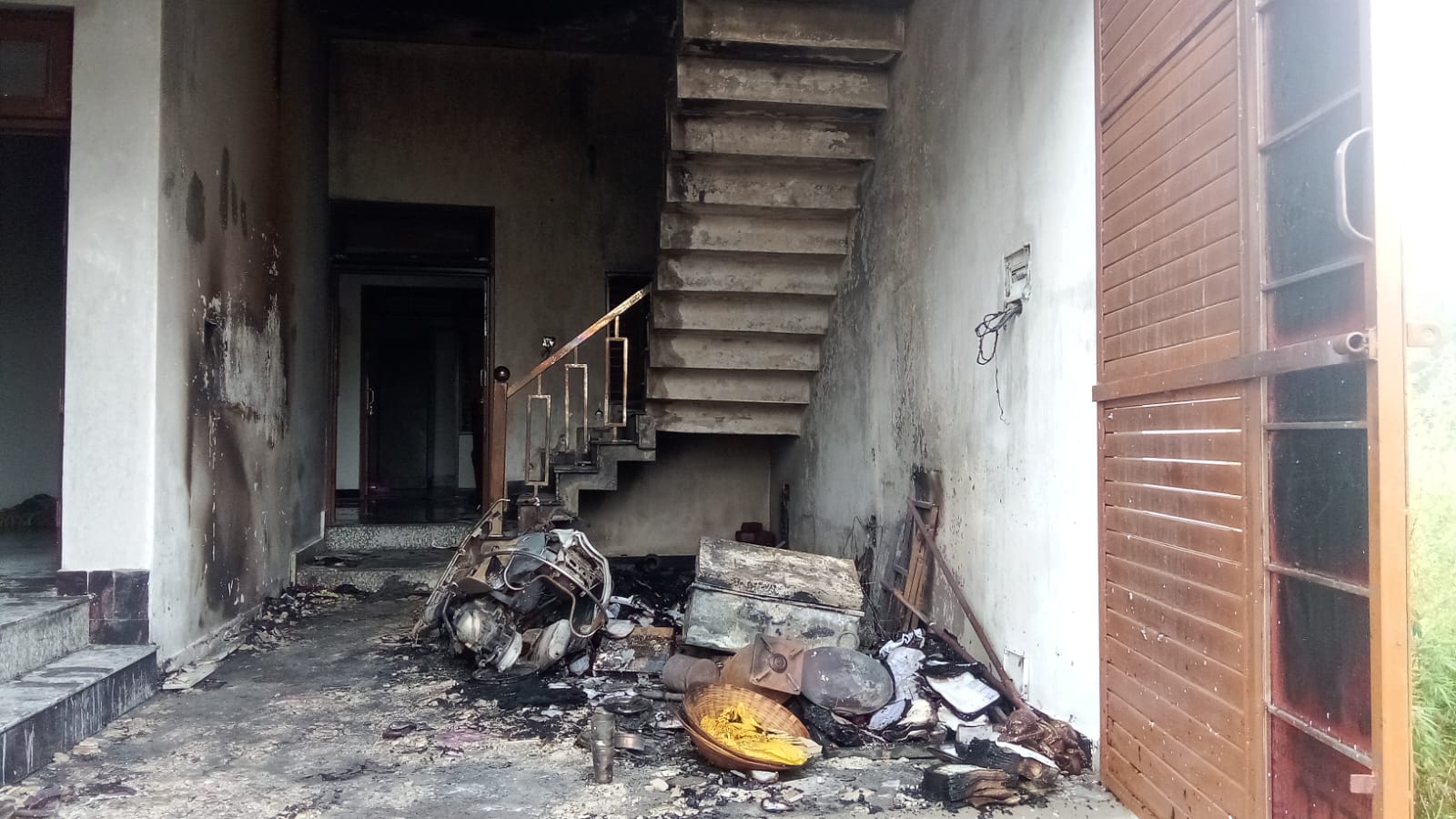 फर्रुखाबाद: शॉर्ट सर्किट से अधिवक्ता अंकुश सिंह के घर लगी भीषण आग, स्कूटी समेत घरेलू सामान और महत्वपूर्ण कागजात जलकर राख