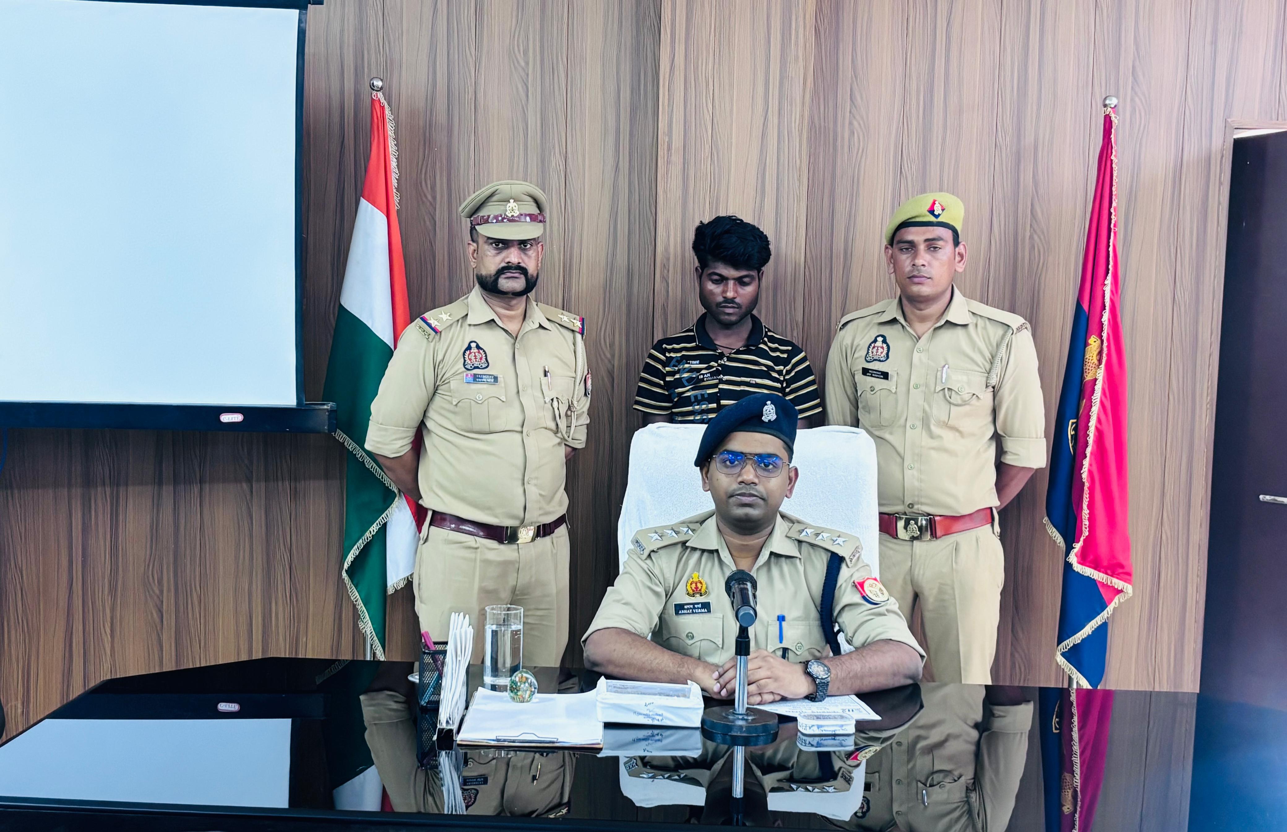 फर्रुखाबाद: रोडवेज बस में महिला का बैग खंगालने वाला शातिर चोर गिरफ्तार, चोरी के जेवर और ₹10 हजार बरामद