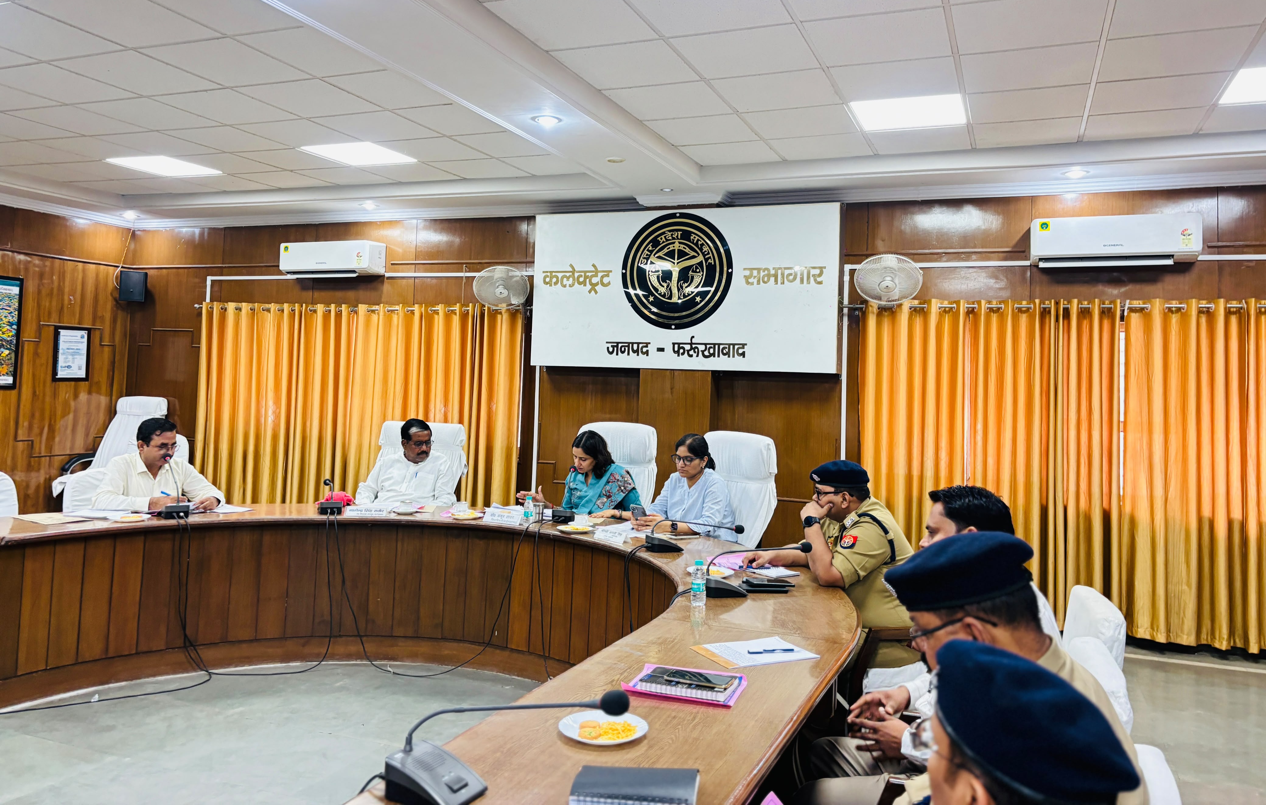 फर्रुखाबाद में जिला सड़क सुरक्षा समिति की बैठक: ब्लैक स्पॉट सुधार, स्कूल वाहनों की सख्त निगरानी और सड़क सुरक्षा नियमों के पालन के निर्देश
