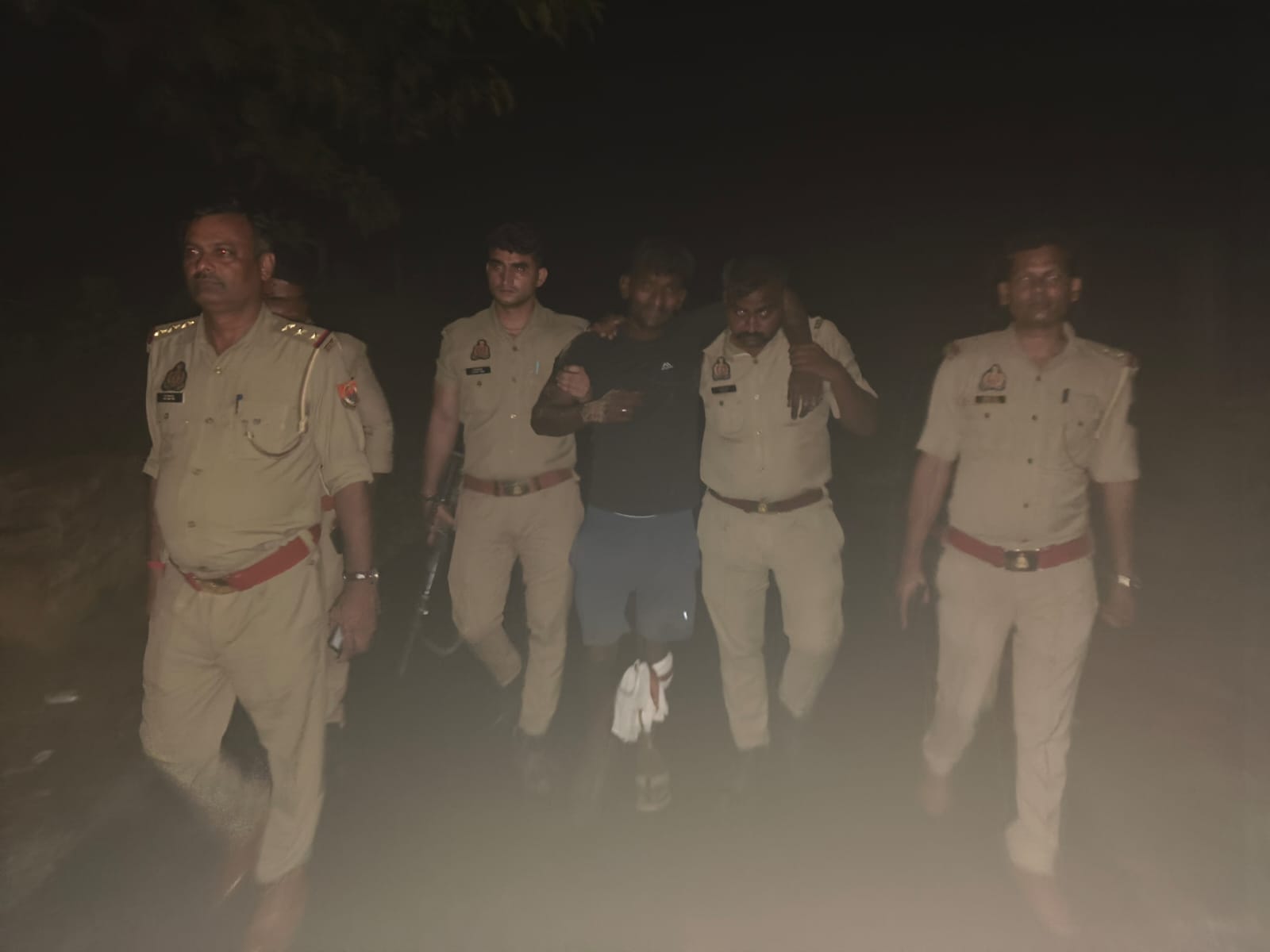 फर्रुखाबाद:हत्या के आरोपी से कमालगंज पुलिस की मुठभेड़, पैर में गोली लगने के बाद गिरफ्तार