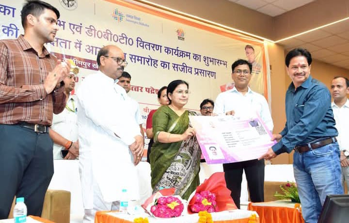 लखीमपुर खीरी : मुख्यमंत्री शिक्षक कैशलेस चिकित्सा योजना का शुभारंभ, राज्यमंत्री रजनी तिवारी ने वितरित किए हेल्थ कार्ड