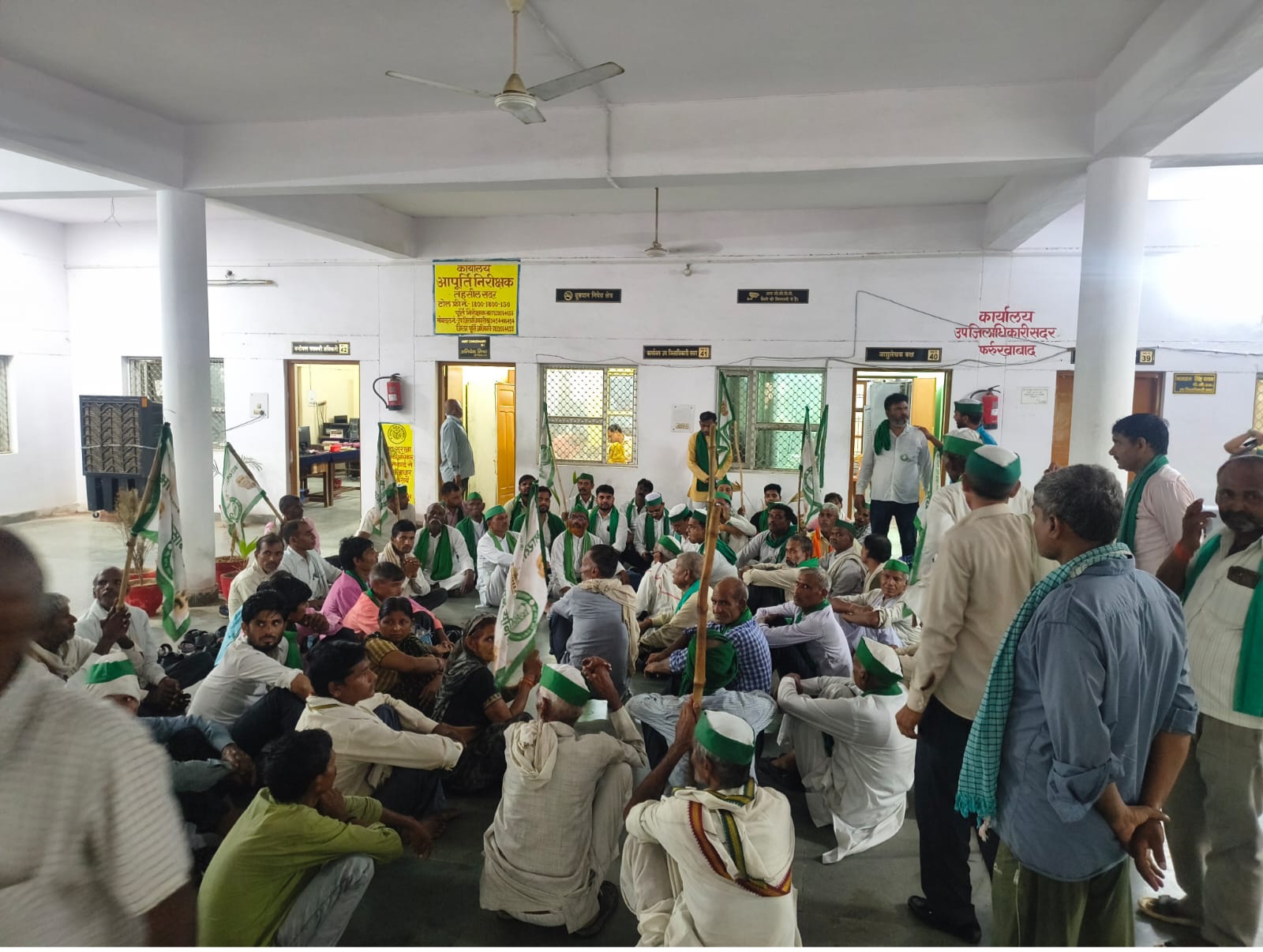 फर्रुखाबाद:भाकियू टिकैत का कलेक्ट्रेट पर धरना 90% मांगें मानी गईं, प्रशासन के आश्वासन के बाद रात 9 बजे हुआ स्थगित