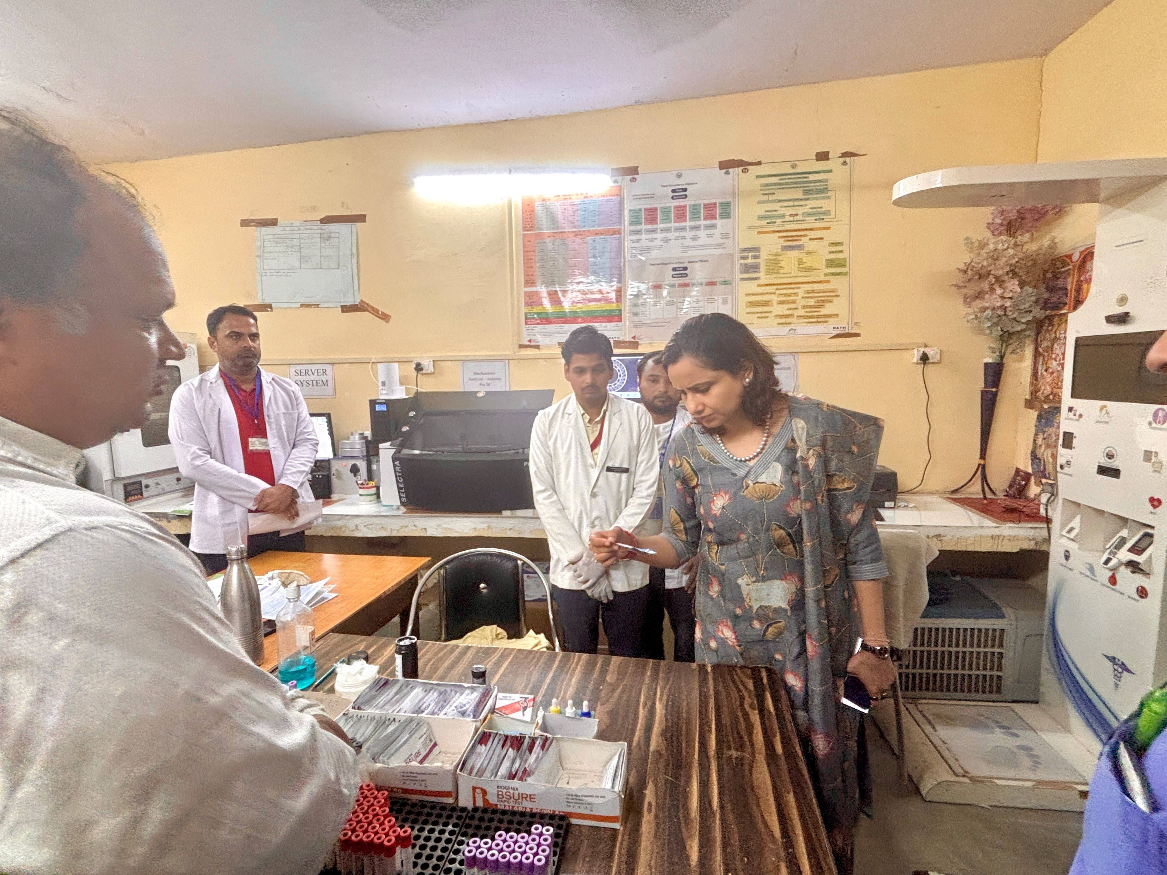 फर्रुखाबाद:राजेपुर सीएचसी का डीएम डॉ. अंकुर लाठर ने किया औचक निरीक्षण, स्वास्थ्य सेवाओं में लापरवाही पर सख्त कार्रवाई की चेतावनी