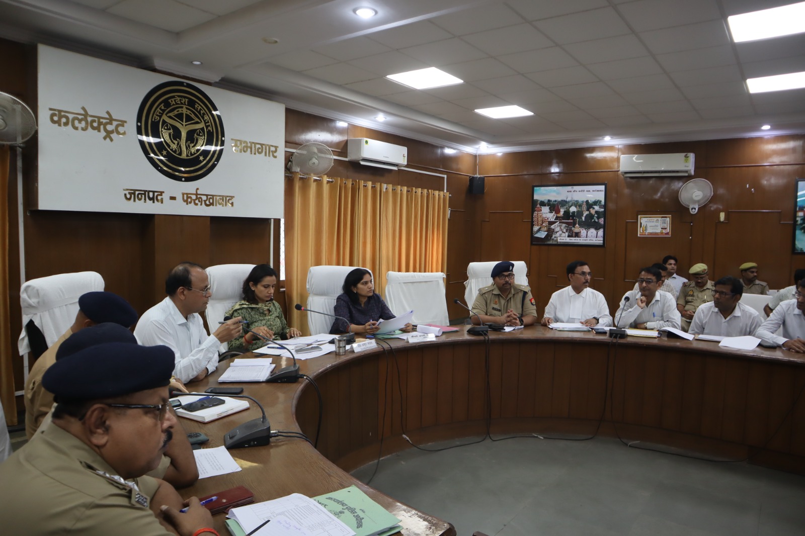 फर्रुखाबाद: डीएम और एसपी ने की अभियोजन कार्यों की समीक्षा, कानून व्यवस्था मजबूत करने पर दिया जोर