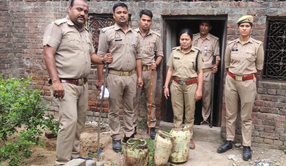 फर्रुखाबाद में आबकारी विभाग का विशेष अभियान: 12 लीटर कच्ची शराब बरामद, 60 किलो लहन नष्ट