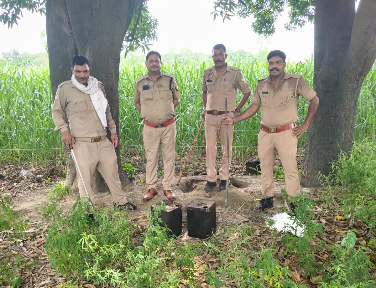 फर्रुखाबाद में आबकारी विभाग की बड़ी कार्रवाई: 32 लीटर कच्ची शराब व 160 किलो लहन बरामद, दो मुकदमे दर्ज