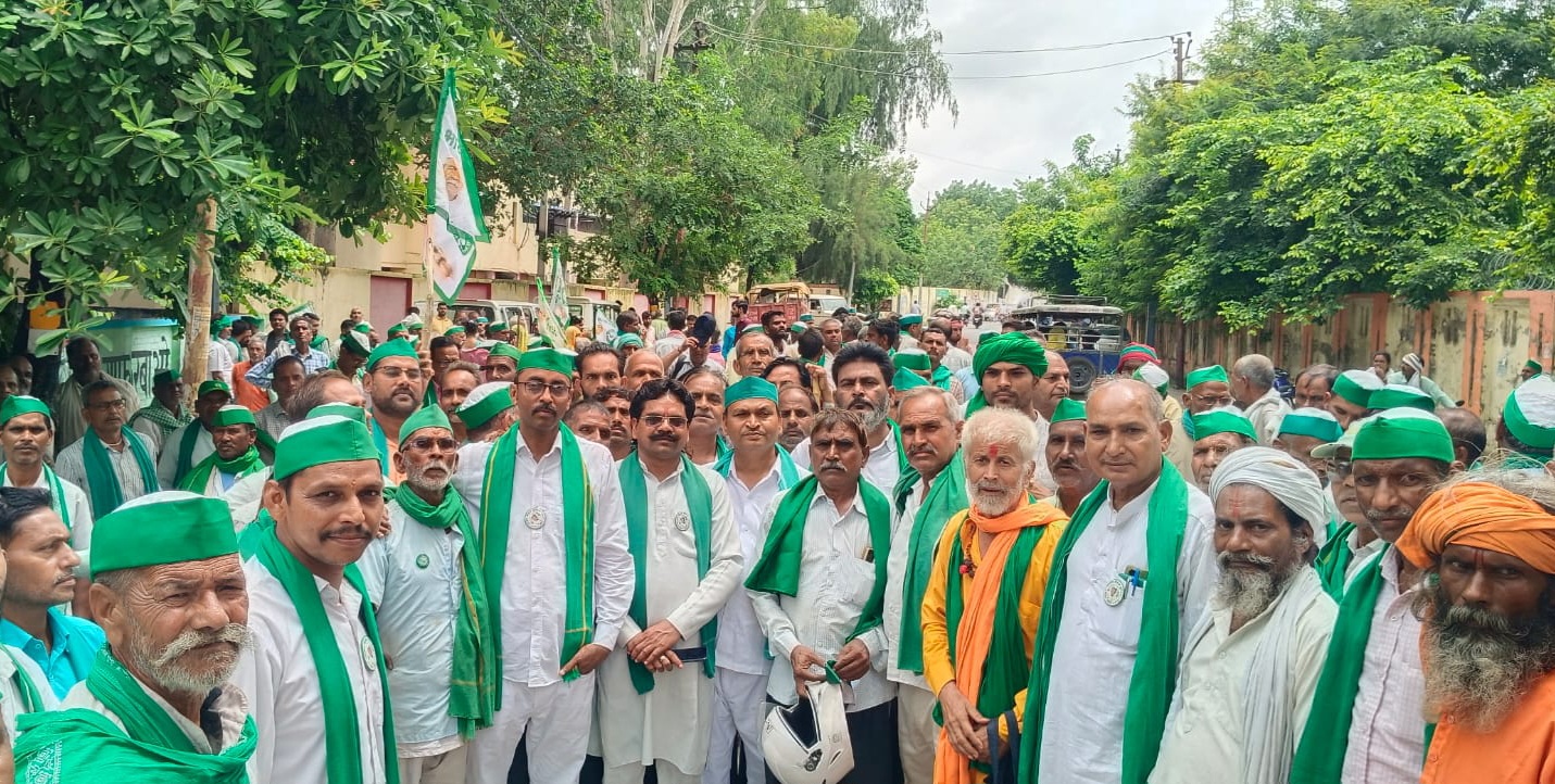 फर्रुखाबाद में किसानों का अनिश्चितकालीन धरना: भाकियू टिकैत ने कलेक्ट्रेट पर किया प्रदर्शन, प्रशासन से वार्ता जारी