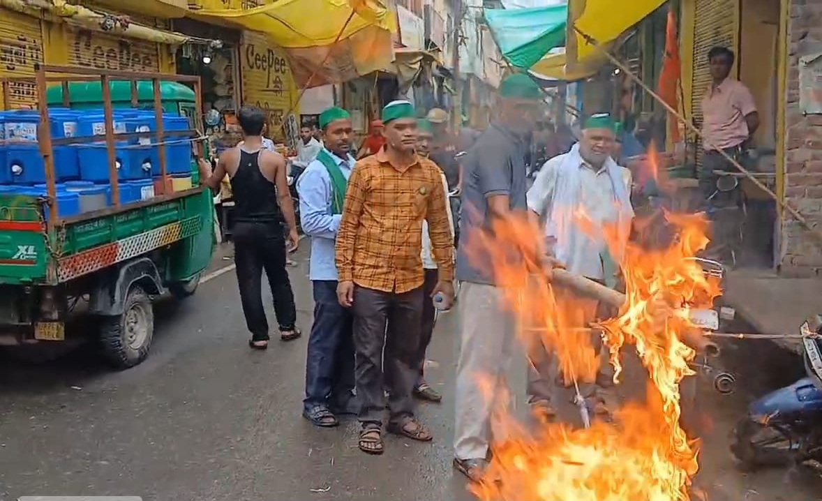 फर्रुखाबाद:कायमगंज में बिजली विभाग के जेई के खिलाफ भड़की किसान यूनियन धरतीपुत्र, पुतला दहन कर किया प्रदर्शन