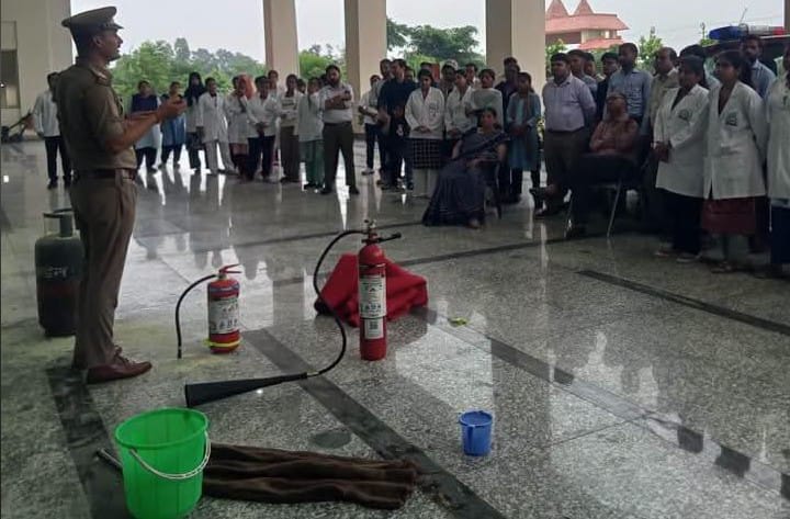 लखीमपुर खीरी : सीएफओ ने सिखाए आग से बचाव के तरीके, प्रधानाचार्य प्रो. वाणी गुप्ता ने दी जीवन रक्षक सलाह