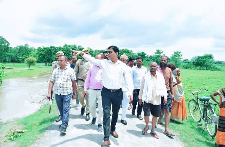 लखीमपुर खीरी : कटान प्रभावित गांव पहुंचे डीएम ने किया निरीक्षण, हरसंभव सहायता और राहत कार्यों में तेजी के दिए निर्देश