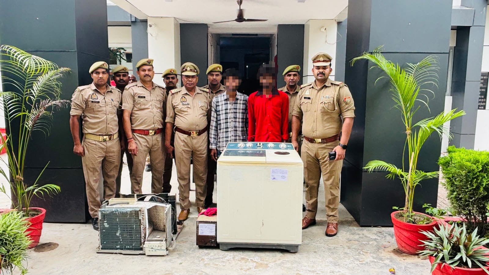 फर्रुखाबाद:मऊदरवाजा पुलिस ने दो शातिर चोरों को दबोचा, चोरी का एसी, वॉशिंग मशीन व नकदी बरामद