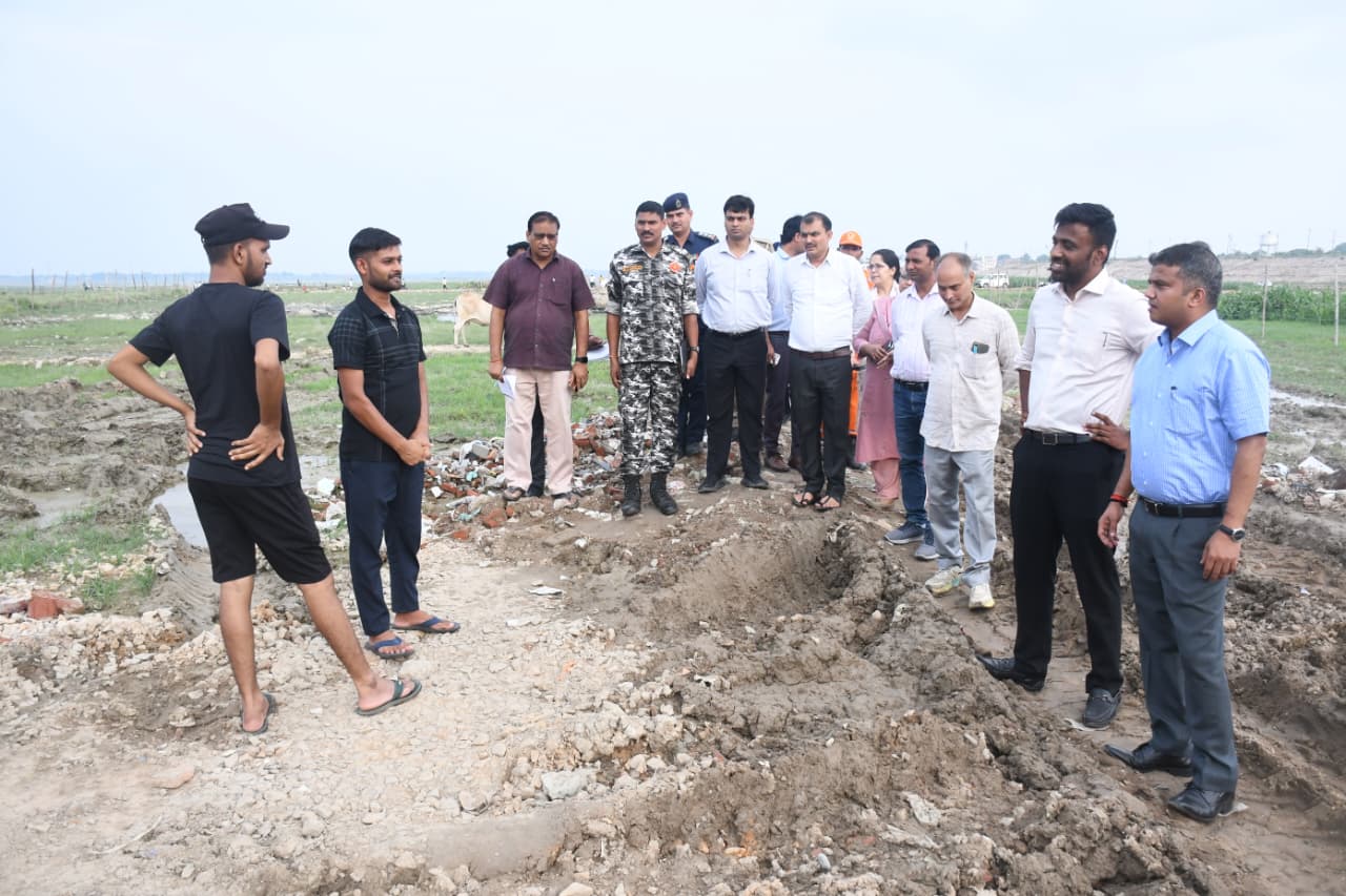 प्रयागराज: जिलाधिकारी ने बाढ़ से प्रभावित होने वाले क्षेत्रों का किया भ्रमण, व्यवस्थाओं के सम्बंध में अधिकारियों को दिए आवश्यक निर्देश