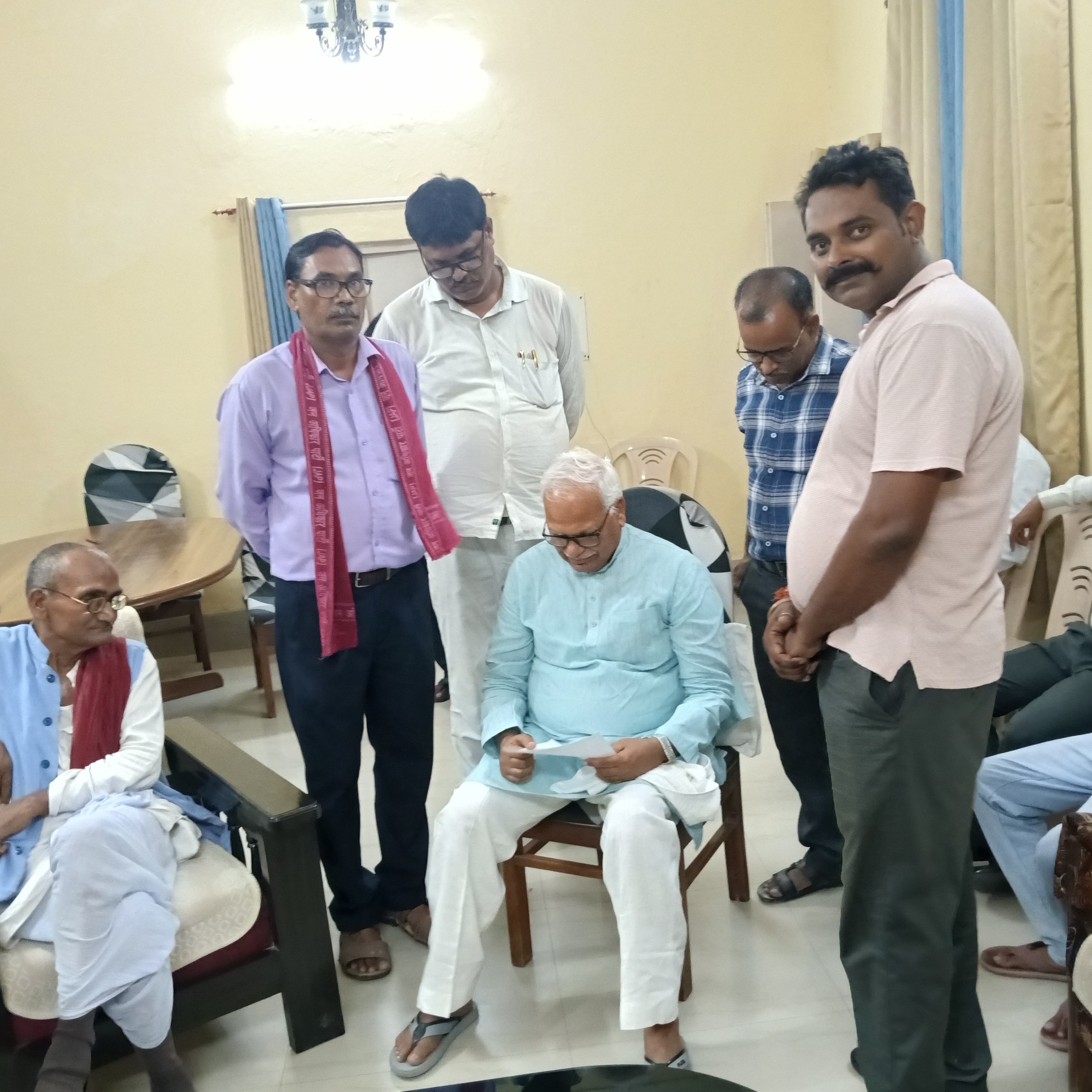 जौनपुर: सांसद जौनपुर लोकसभा क्षेत्र 73 ,सदर माननीय बाबू सिंह कुशवाहा जी ने निरीक्षण भवन,डाक बंगला शाहगंज में सुनी जनता की समस्याएं ।
