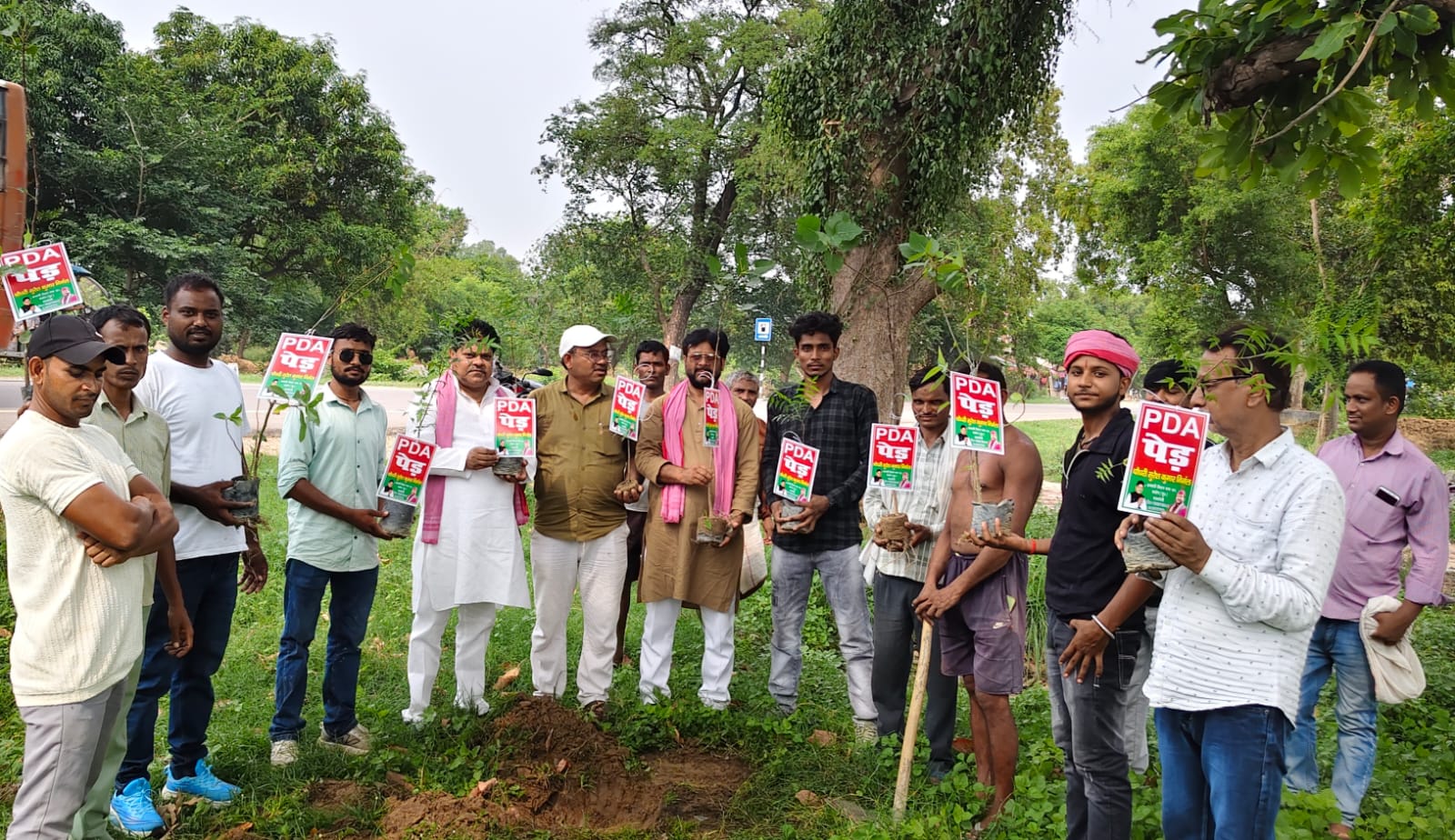 रायबरेली : पर्यावरण बचाए रखने के लिए समाजवादी पार्टी के कार्यकर्ताओं ने किया वृक्षारोपण