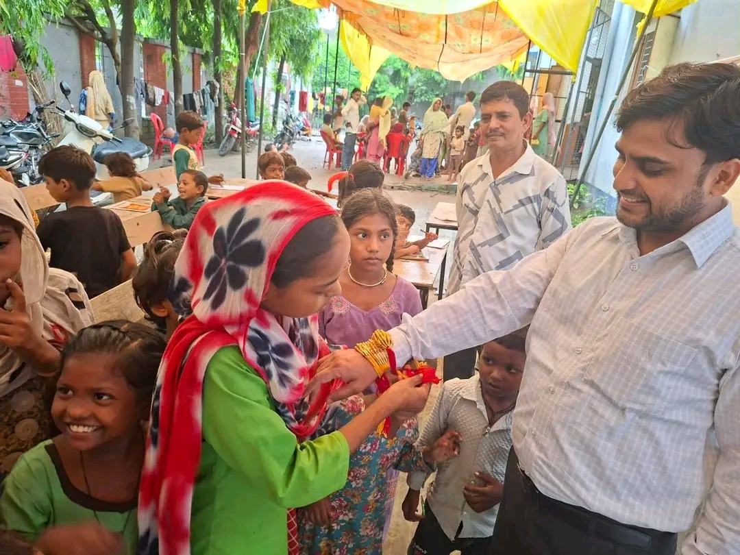 फर्रुखाबाद:बाढ़ राहत शरणालय में भावुक हुआ रक्षाबंधन, नन्हीं बच्चियों ने BSA विश्वनाथ प्रताप सिंह को बांधी राखी