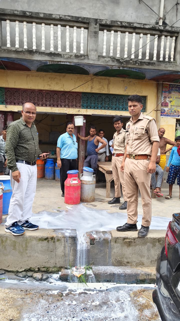 कासगंज :मिलावटी दूध की शिकायत पर डेयरी प्रतिष्ठान पर छापेमार कार्यवाही कर 100लीटर दूध किया नष्ट