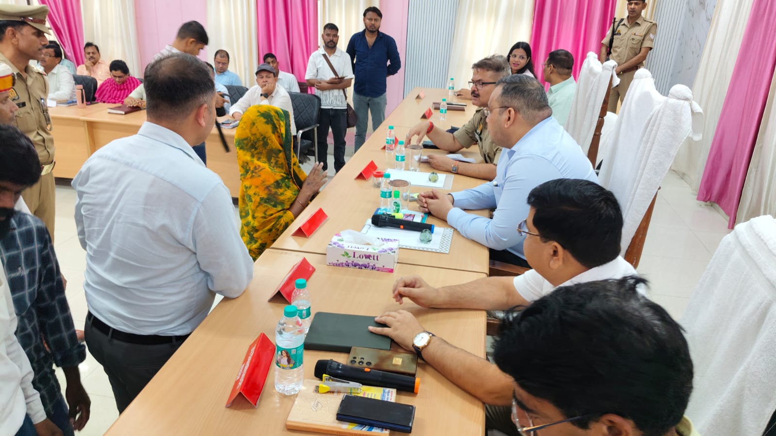 कासगंज: जिला अधिकारी प्रणयसिंहपुलिस अधीक्षक ओमप्रकाश सिंह की अध्यक्षता में संपूर्ण समाधान दिवस का आयोजन