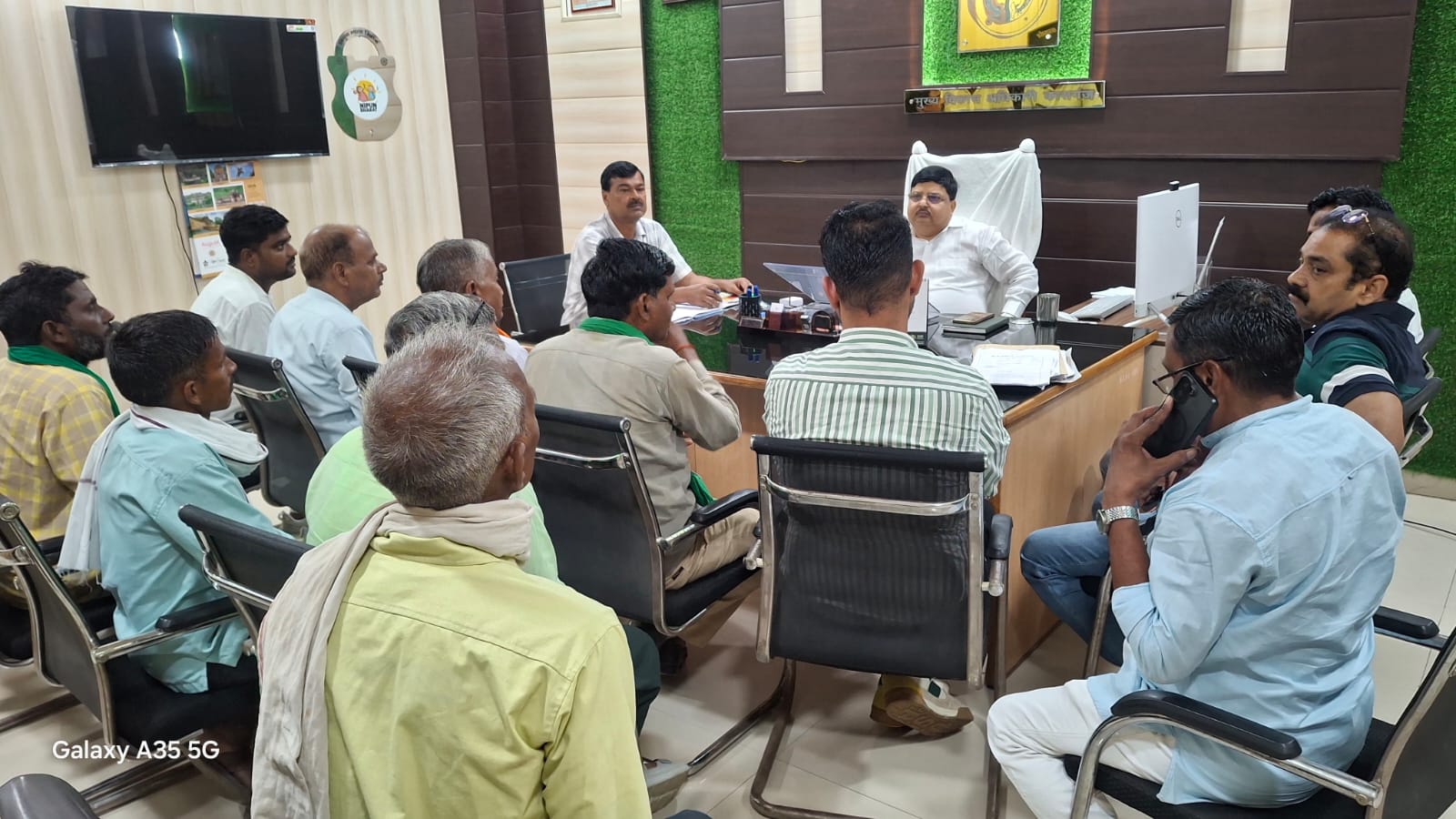 कासगंज किसानों के हित की रक्षा के लिए प्रशासन शख्त