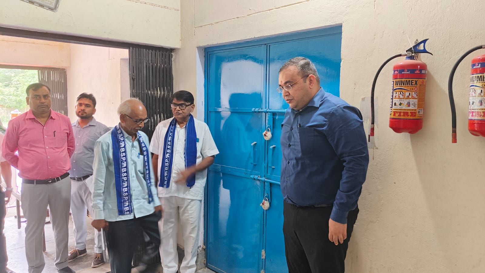 कासगंज: जिलाधिकारी प्रणय सिंह ने किया ई वी एम बीवी पेट बेयर हाउस का मासिक निरीक्षण