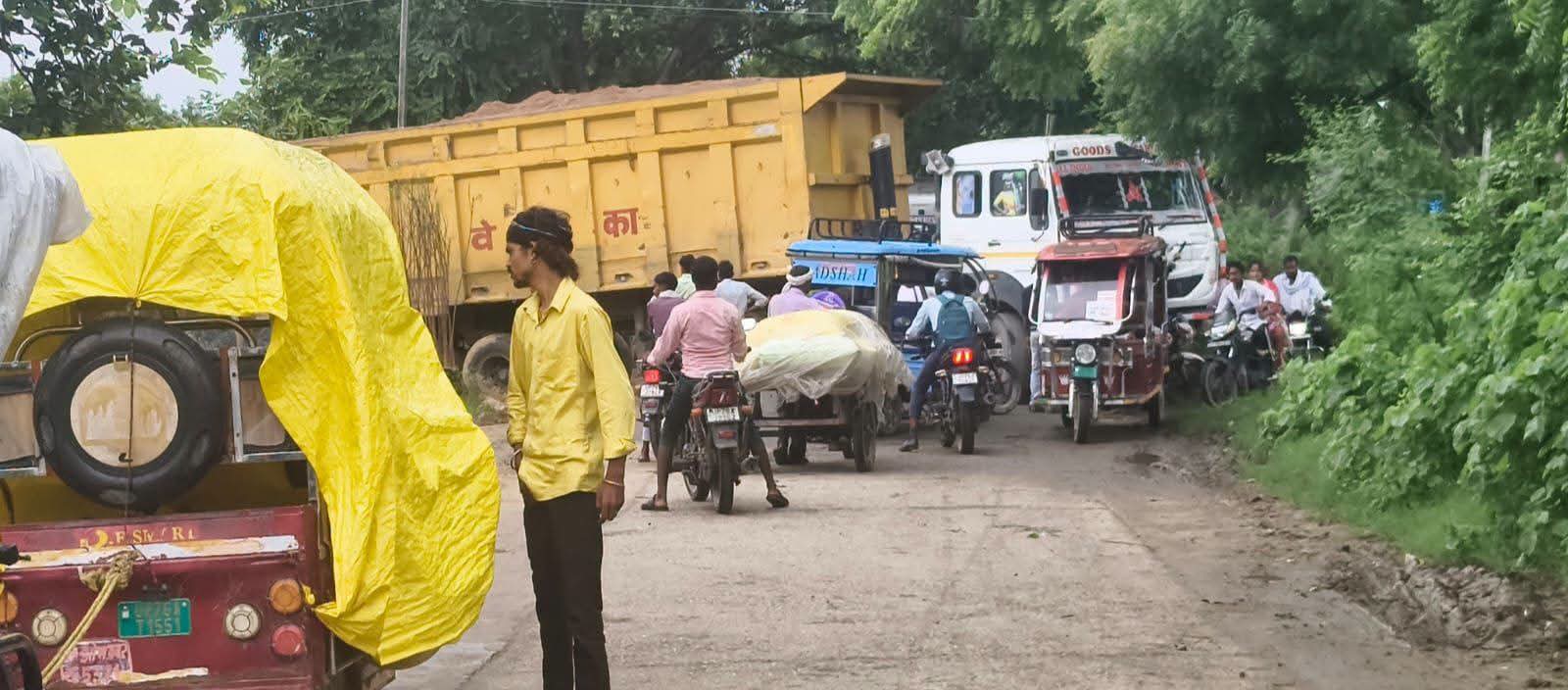 फर्रुखाबाद:शमसाबाद में सड़क पर ट्रक खड़ा कर मोरम उतारने से चार घंटे लगा जाम, पुलिस ने पहुंचकर खुलवाया मार्ग
