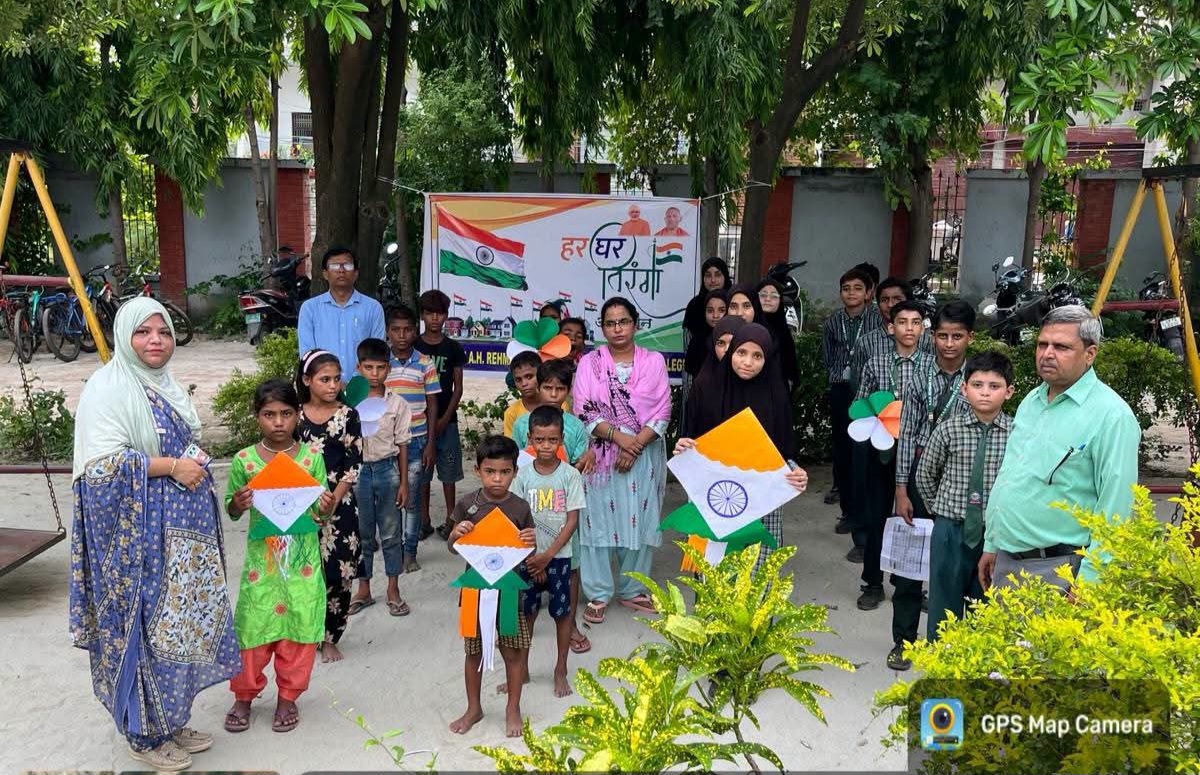 फर्रुखाबाद:बाढ़ की विषम परिस्थितियों में भी बच्चों ने भरे देशभक्ति के रंग, ‘हर घर तिरंगा’ अभियान के तहत चित्रकला प्रतियोगिता