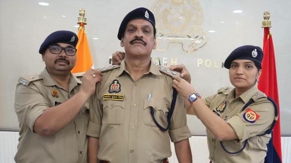 फर्रुखाबाद:कोतवाल मोहम्मदाबाद आमोद कुमार सिंह बने पुलिस उपाधीक्षक, एसपी आरती सिंह ने बैच लगाकर दी शुभकामनाएं