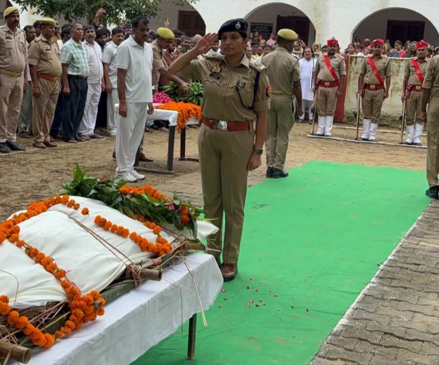 फर्रुखाबाद:बीमारी के चलते हेड कांस्टेबल उदयवीर सिंह का निधन, राजकीय सम्मान के साथ दी गई अंतिम विदाई