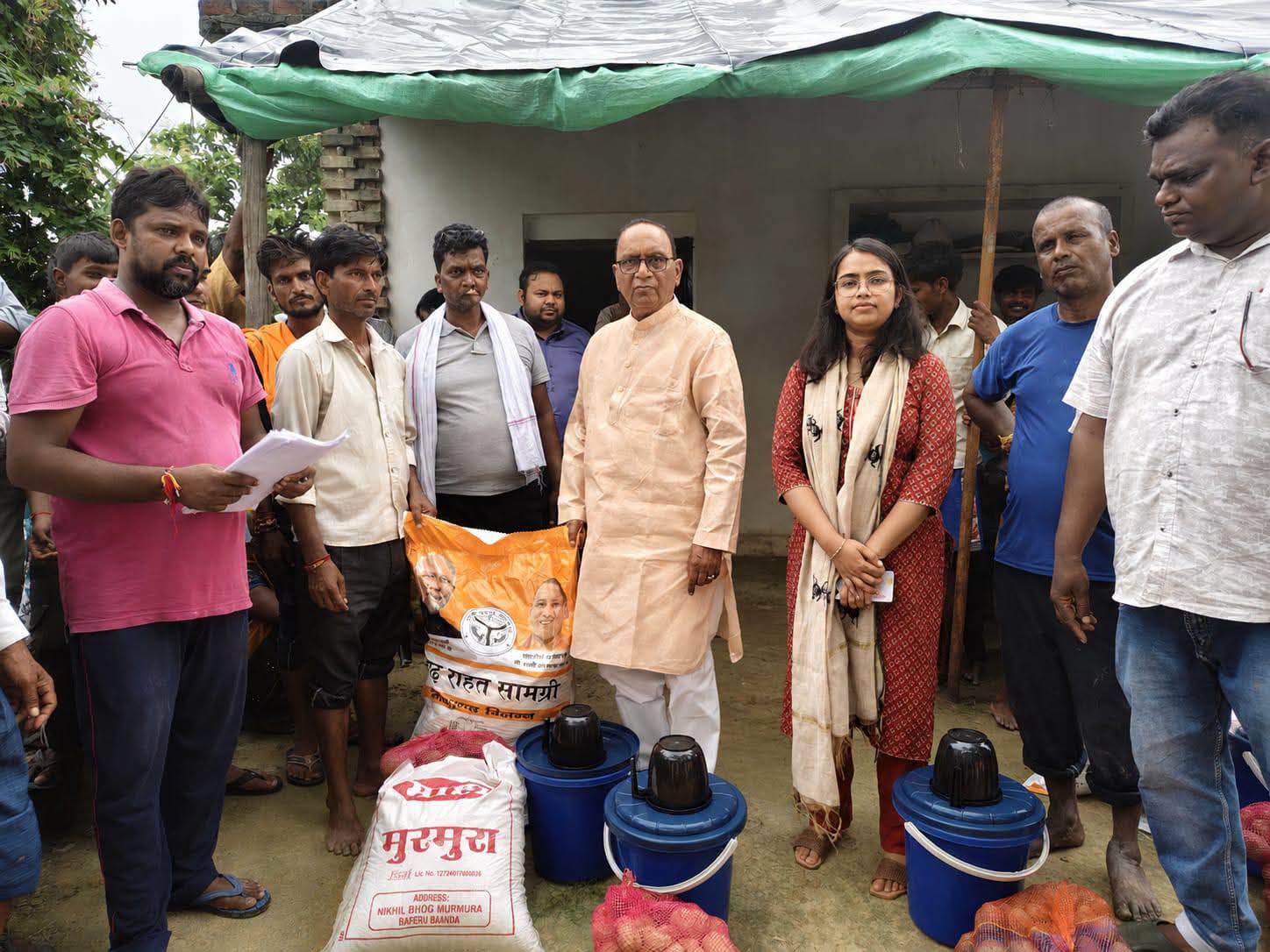 फर्रुखाबाद:बाढ़ प्रभावित गांवों में पहुंचे विधायक सुशील शाक्य, राहत सामग्री वितरित कर जानीं ग्रामीणों की समस्याएं
