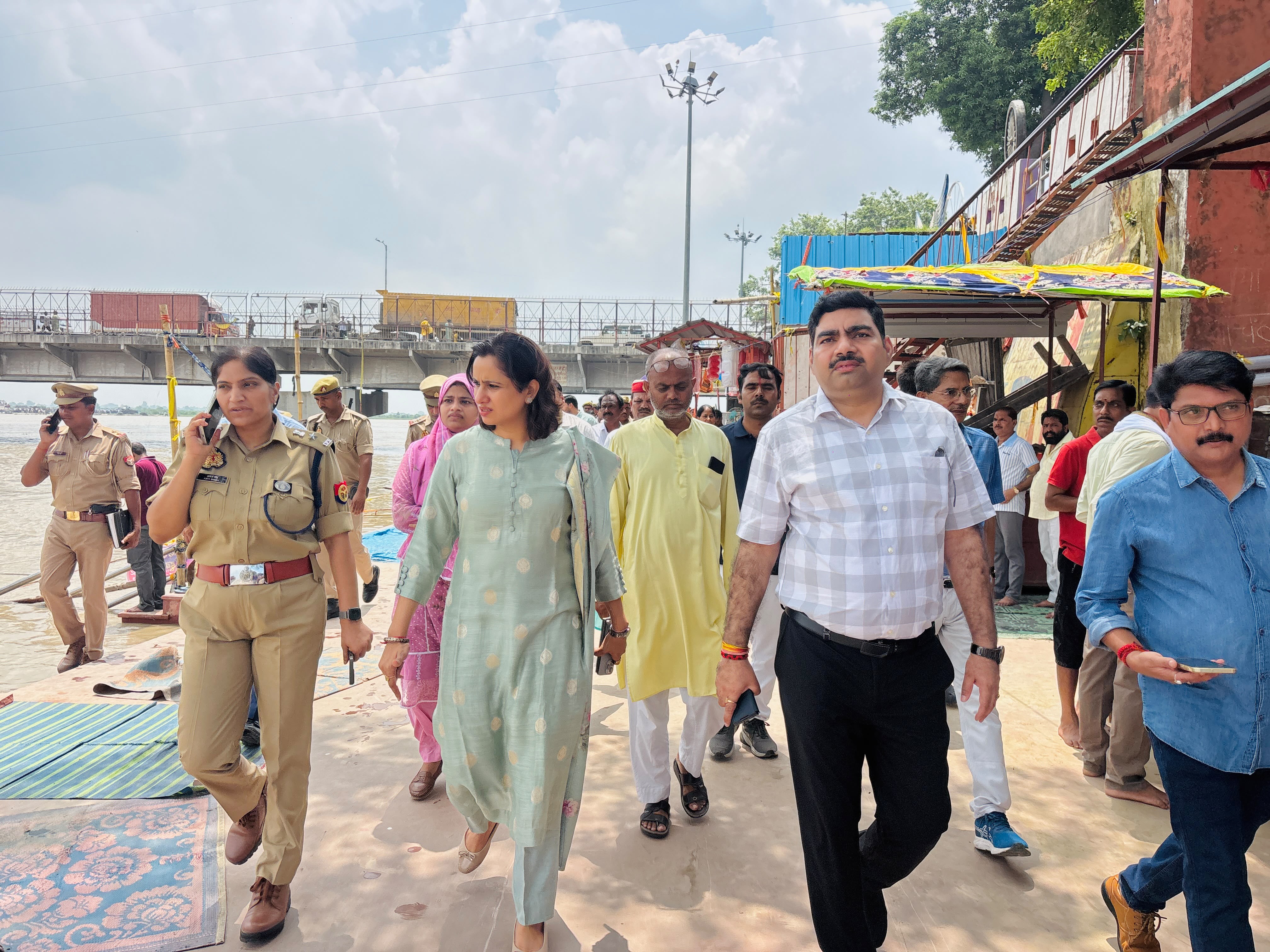 फर्रुखाबाद कांवड़ यात्रा: डीएम डॉ. अंकुर लाठर ने पांचाल घाट का किया निरीक्षण, सुरक्षा व श्रद्धालुओं की सुविधाओं के दिए सख्त निर्देश