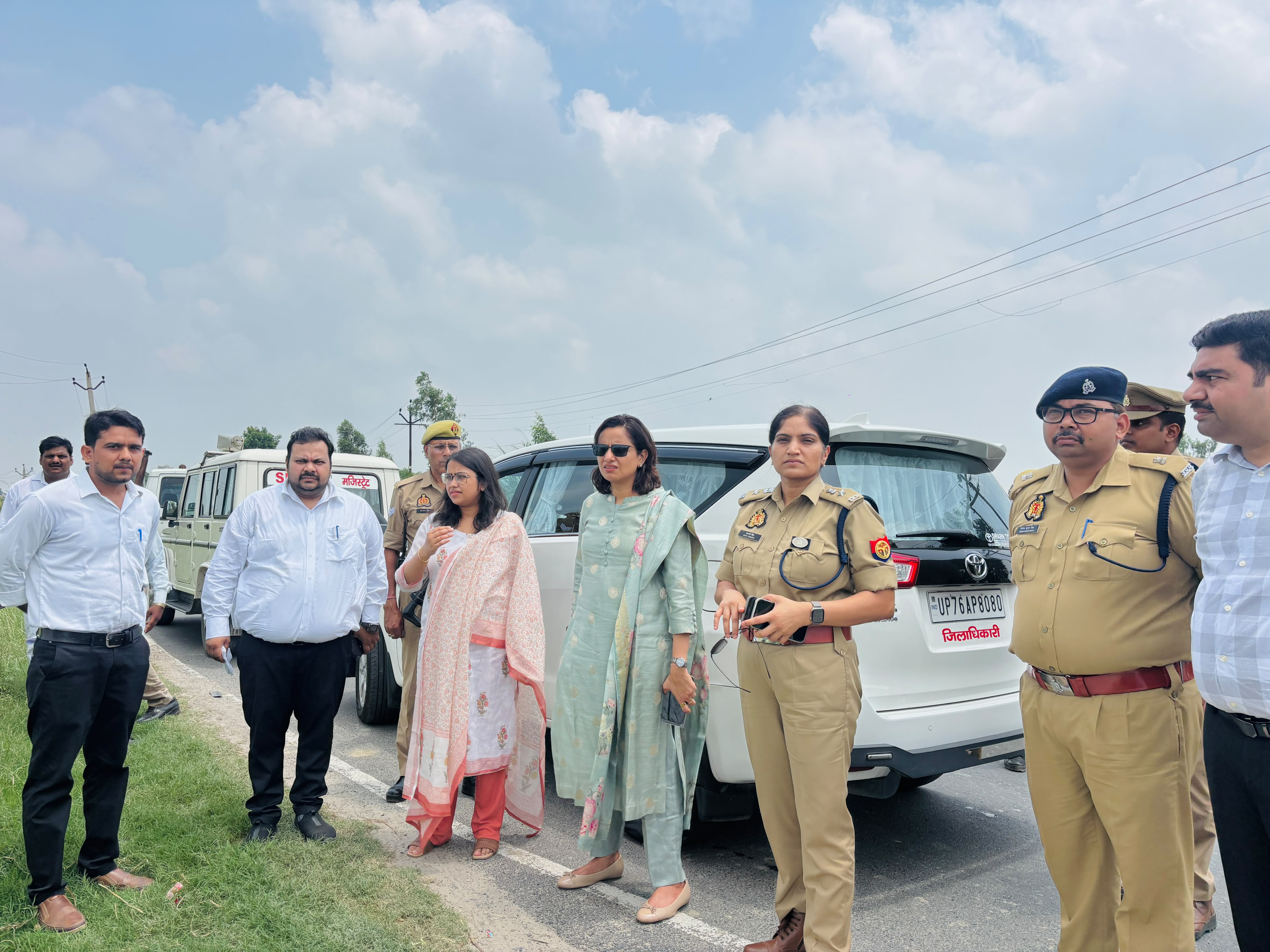 फर्रुखाबाद:गंगा चेतावनी बिंदु से ऊपर, डीएम डॉ. अंकुर लाठर ने बाढ़ प्रभावित क्षेत्रों और शरणालयों का किया निरीक्षण